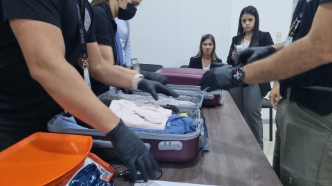 SENAD detectó carga de cocaína en maleta de una paraguaya que pretendía viajar a España