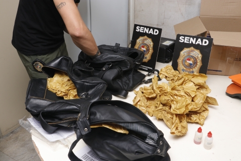 SENAD incauta cocaína oculta en carteras que iban como encomienda a España
